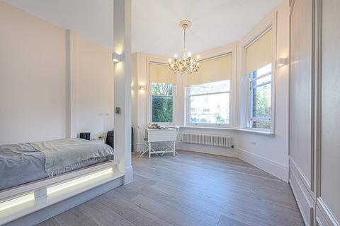 Studio to rent, Compayne Gardens, South Hampstead, London, NW6