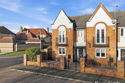 3 bedroom end of terrace house for sale, Wallis Close, RM11
