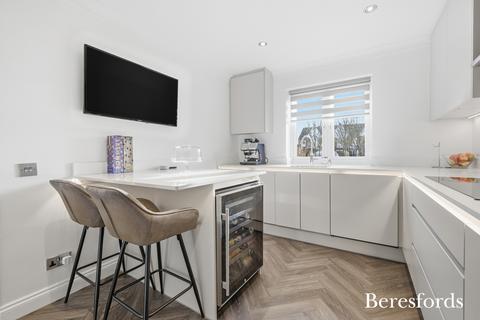 3 bedroom end of terrace house for sale, Wallis Close, RM11