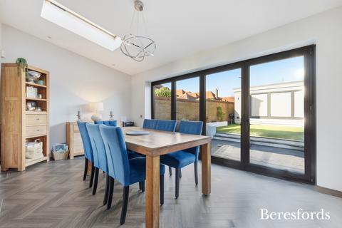 3 bedroom end of terrace house for sale, Wallis Close, RM11