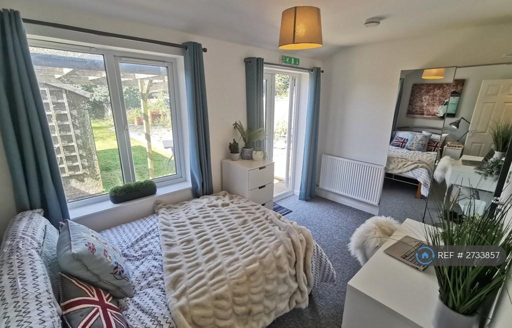 Light, Bright Double En-Suite Garden Room