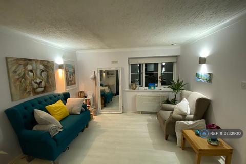 1 bedroom flat to rent, Albert Road, Bagshot, GU19