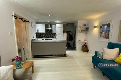 1 bedroom flat to rent, Albert Road, Bagshot, GU19
