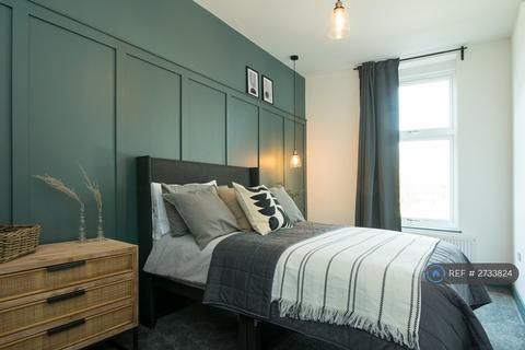 1 bedroom in a house share to rent, Cross Street, Sale, M33