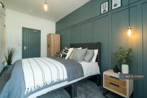 1 bedroom in a house share to rent, Cross Street, Sale, M33