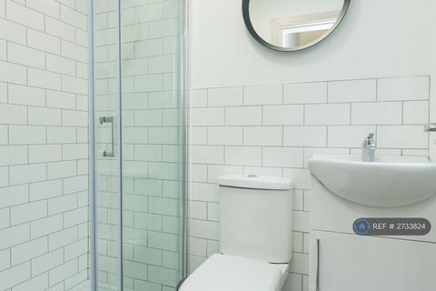 1 bedroom in a house share to rent, Cross Street, Sale, M33