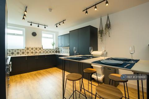 1 bedroom in a house share to rent, Cross Street, Sale, M33