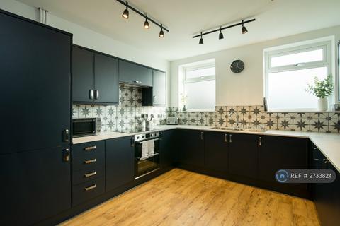 1 bedroom in a house share to rent, Cross Street, Sale, M33