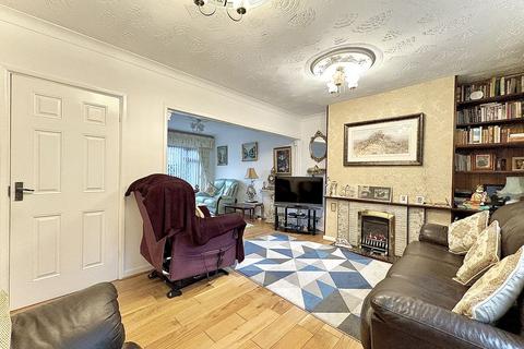 3 bedroom detached house for sale, Carlton Close, WOODSETTON, DY1 4PF