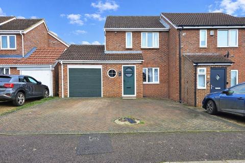 3 bedroom end of terrace house for sale, Daimler Avenue, Banbury - No onward chain