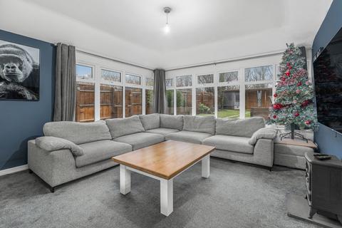 3 bedroom end of terrace house for sale, Daimler Avenue, Banbury - No onward chain