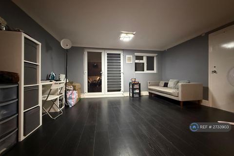 1 bedroom in a house share to rent, Fairholme Avenue, Romford, RM2