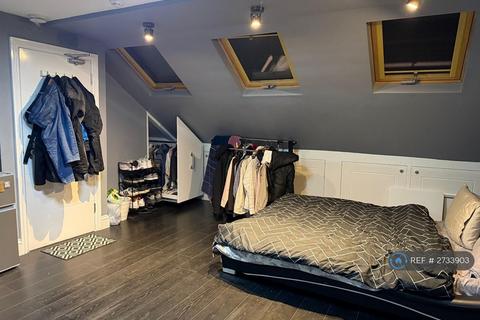 1 bedroom in a house share to rent, Fairholme Avenue, Romford, RM2