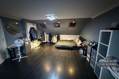 1 bedroom in a house share to rent, Fairholme Avenue, Romford, RM2