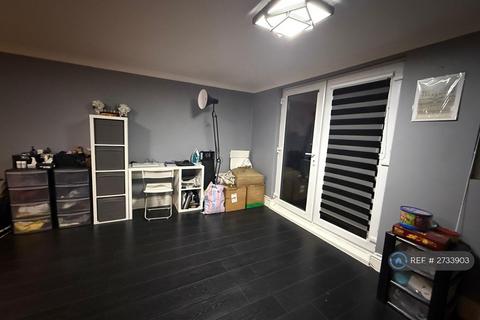 1 bedroom in a house share to rent, Fairholme Avenue, Romford, RM2
