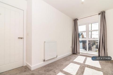 3 bedroom semi-detached house to rent, Holland Street, Manchester, M40