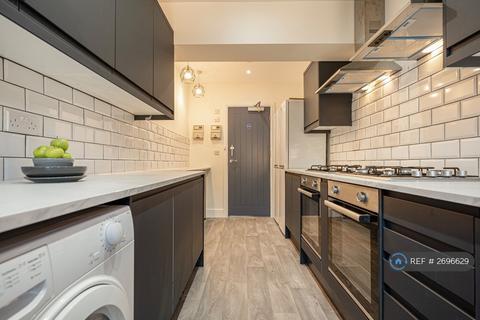 1 bedroom in a house share to rent, Albain Crescent, Ashford, TW15