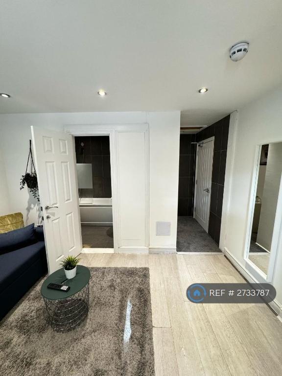 Room 5: Triple Ensuite