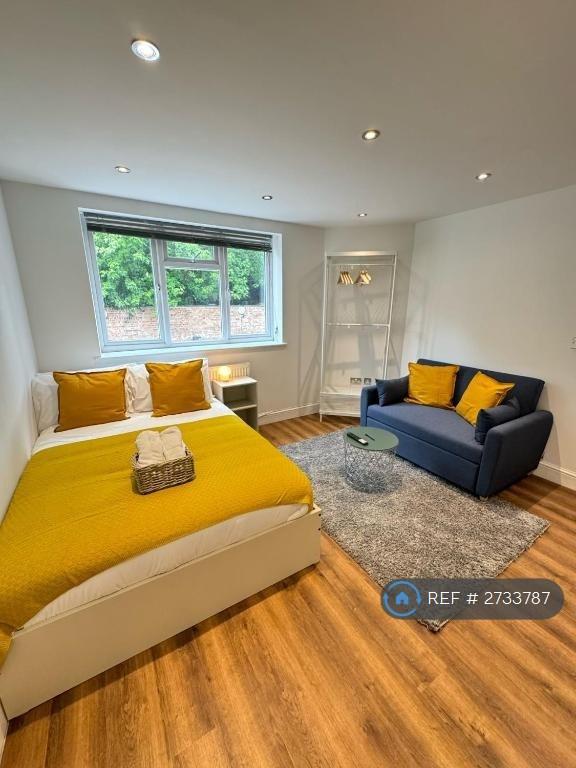 Big Double Ensuite With Couch (Ground Floor)