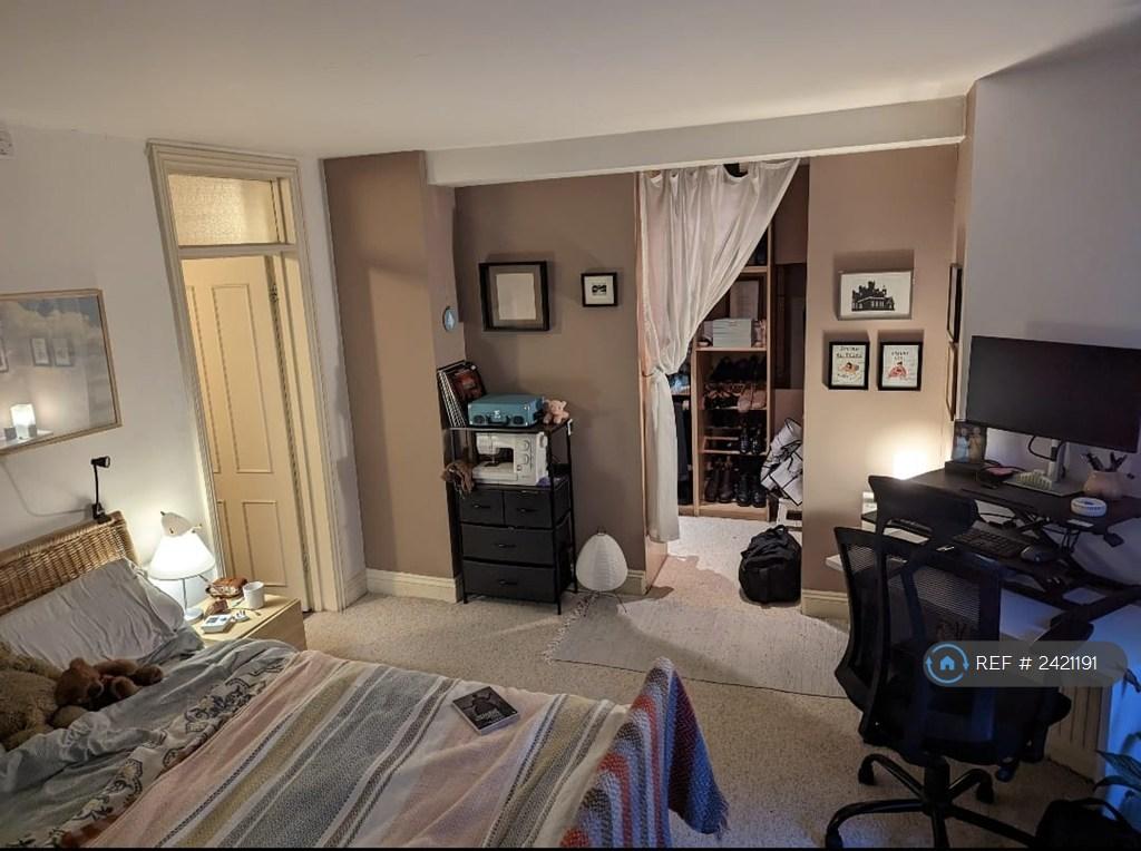 Bedroom With Walk In Wardrobe