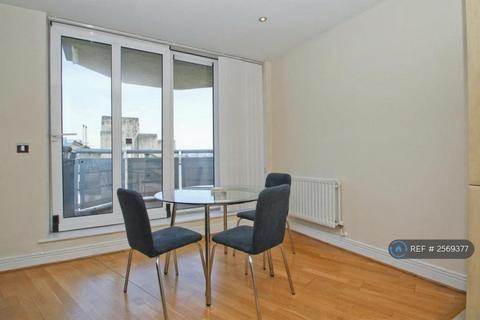 2 bedroom flat to rent, Wards Wharf Approach, London, E16
