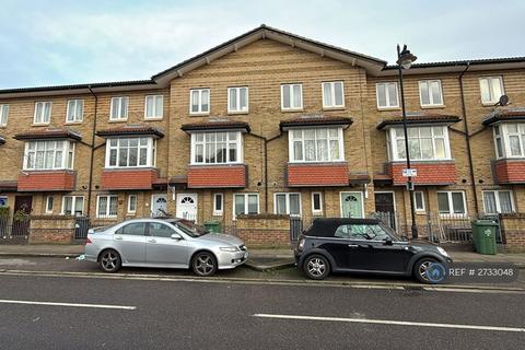3 bedroom terraced house to rent, Corn Way, London, E11
