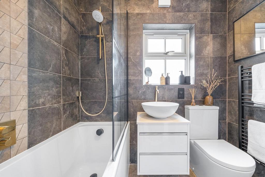 Bathroom (2).jpg