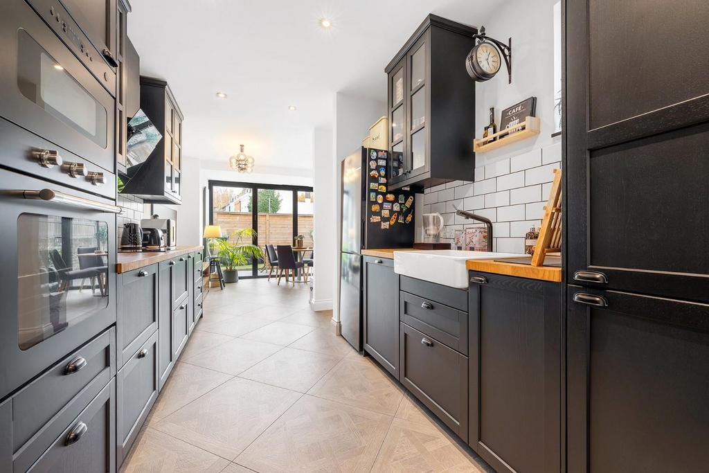 Kitchen (1).JPG