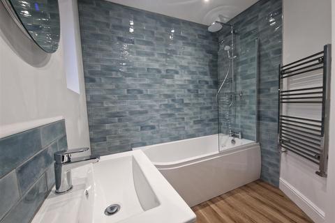 2 bedroom apartment to rent, Picton Avenue, Porthcawl CF36