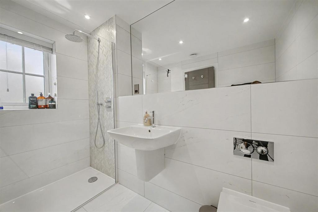 En-Suite 2.jpg