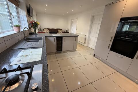 5 bedroom detached house for sale, Clos Y Capel, Llanelli