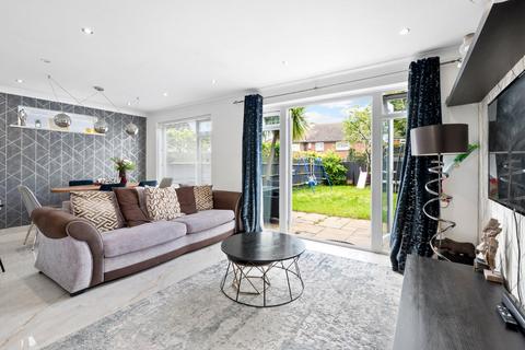 3 bedroom detached house to rent, Carlton Road, Walton-on-Thames, KT12