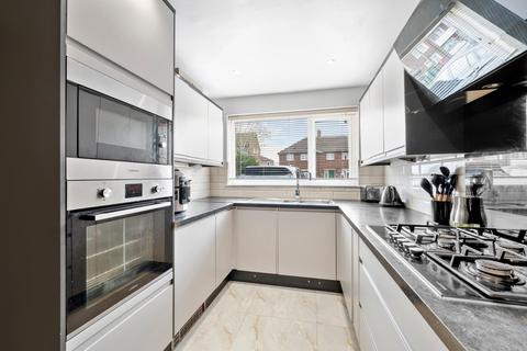 3 bedroom detached house to rent, Carlton Road, Walton-on-Thames, KT12