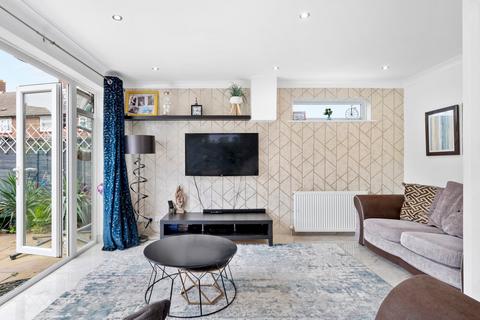 3 bedroom detached house to rent, Carlton Road, Walton-on-Thames, KT12