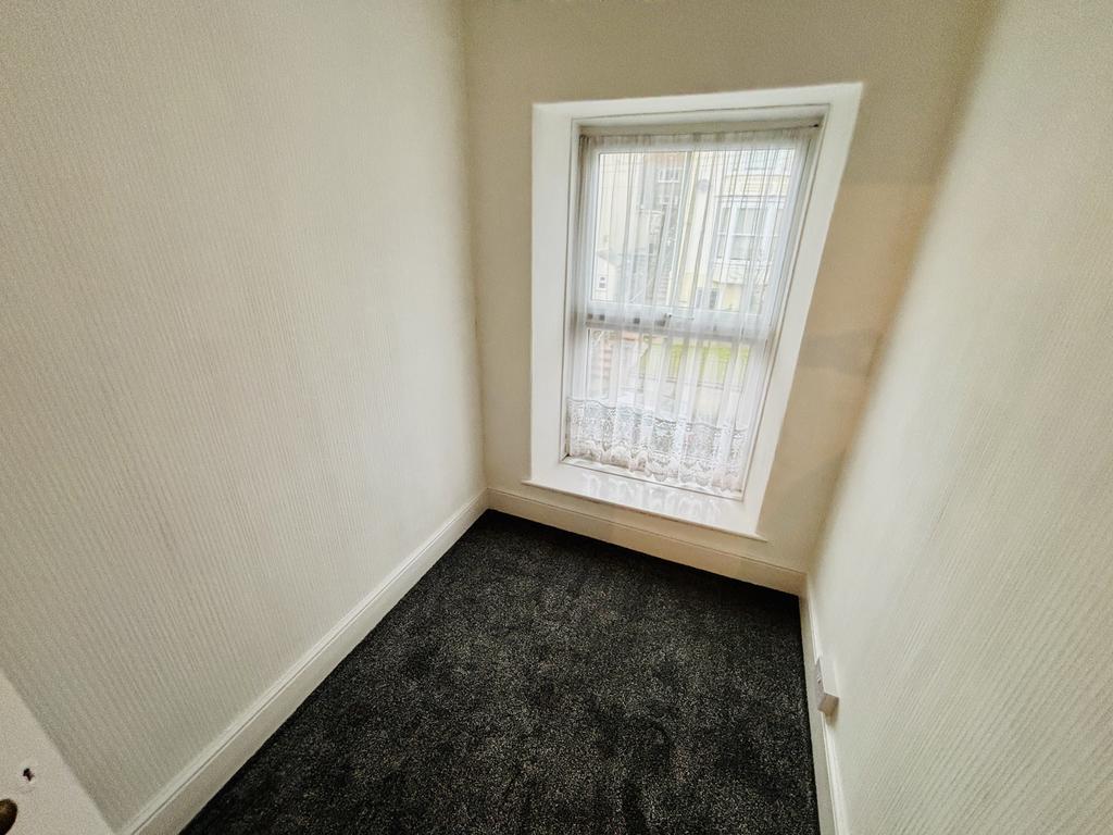 Front bedroom 5