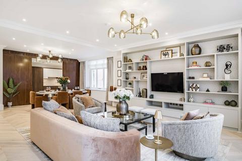 3 bedroom flat to rent, Stratton Street, London W1J