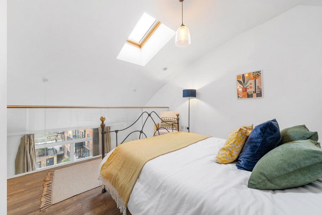 Bedroom 1 (2).JPG