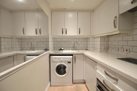 2 bedroom flat to rent, Upton Park, Slough