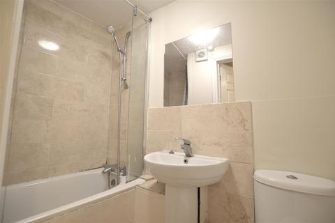 2 bedroom flat to rent, Upton Park, Slough