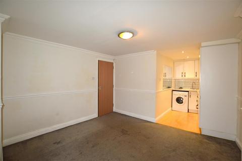 2 bedroom flat to rent, Upton Park, Slough