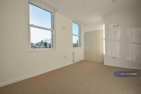2 bedroom flat to rent, Queens Drive, London, N4