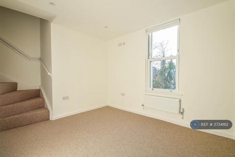 2 bedroom flat to rent, Queens Drive, London, N4