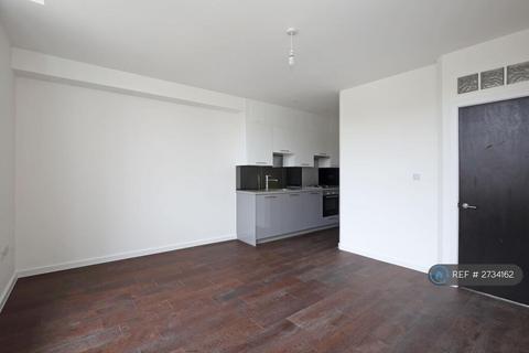 2 bedroom flat to rent, Queens Drive, London, N4