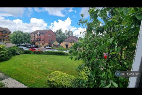 3 bedroom semi-detached house to rent, Gables Close, London, SE12