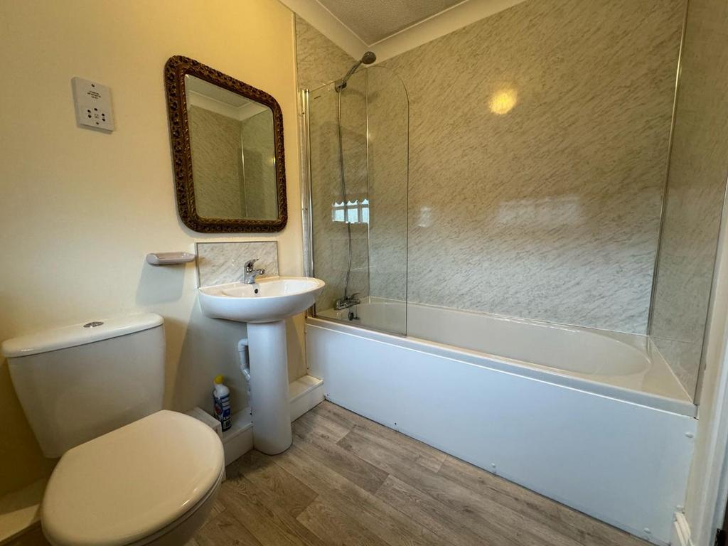 15 Bedroom bathroom 1.jpg