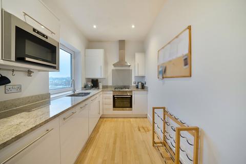 3 bedroom flat for sale, Knights Hill, London SE27