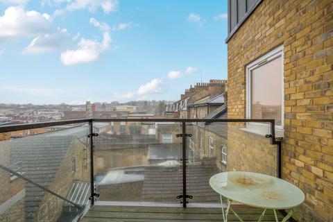 3 bedroom flat for sale, Knights Hill, London SE27