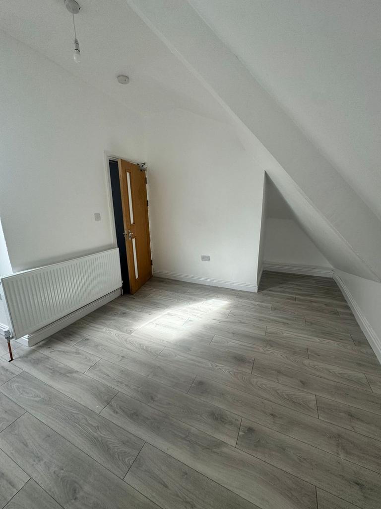 Bright, freshly decorated single bedroom with m...