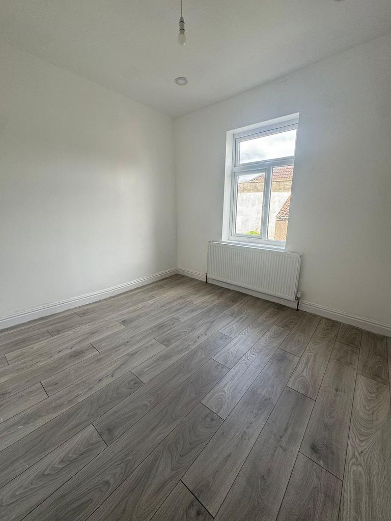 Bright, freshly painted single bedroom with new...