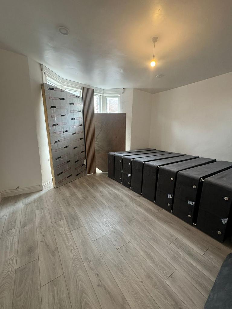 Bright, recently renovated double bedroom with ...